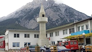 Muszlim férfiak a tiroli Telfs városka mecsete előtt