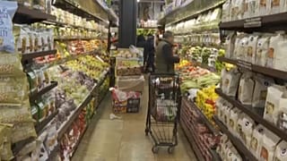 Estadounidenses en un supermercado del país, afectados por los altos precios y la inflación.