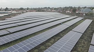 A central está equipada com 3888 painéis solares e tem uma capacidade de produção de 1,3 megawatts-hora