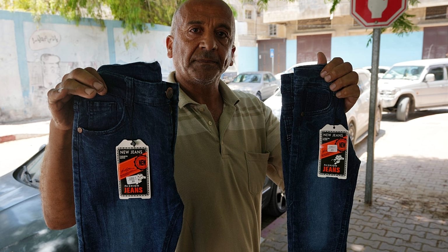 فلسطيني خلال احتجاج رفع الضرائب أمام نقابة تجار الملابس في مدينة غزة. 