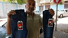 فلسطيني خلال احتجاج رفع الضرائب أمام نقابة تجار الملابس في مدينة غزة. 