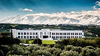 To κτήριο του Ιδρύματος Τεχνολογίας και Έρευνας στο Ηράκλειο Κρήτης