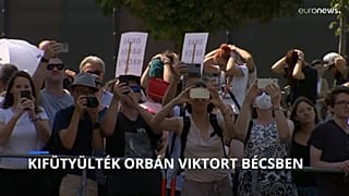 A zsidók halálba meneteltetését idézték a kezükkel a tarkójukon vonuló tüntetők Orbán bécsi látogatásakor