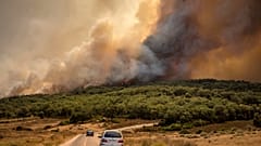 دخان يتصاعد من حرائق الغابات بالقرب من مدينة القصر في منطقة العرائش، المغرب.