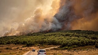 دخان يتصاعد من حرائق الغابات بالقرب من مدينة القصر في منطقة العرائش، المغرب.