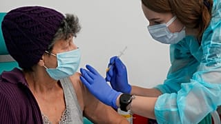 Eine Frau in Warschau bekommt eine Booster-Impfung, 07.12.2021