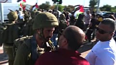 Un soldado israelí frente a un manifestante palestino durante la protesta