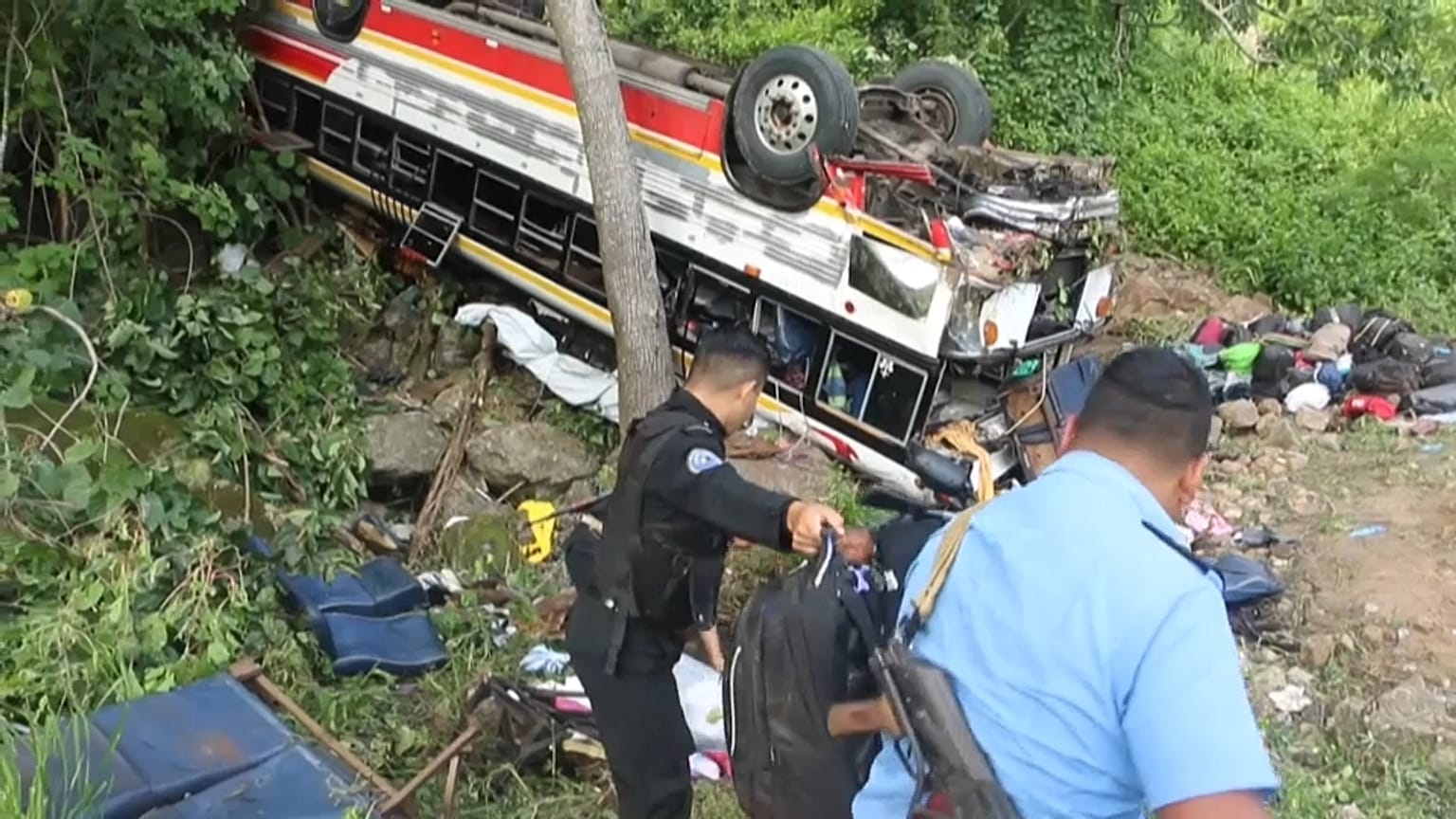 Policías retiran los enseres del vehículo siniestrado