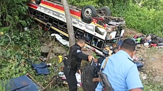 Policías retiran los enseres del vehículo siniestrado
