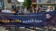 والدة الصحفي عمر الراضي المتهم ب"الاعتداء الجنسي" مع عدد من المتظاهرين ضد اعتقاله 2020