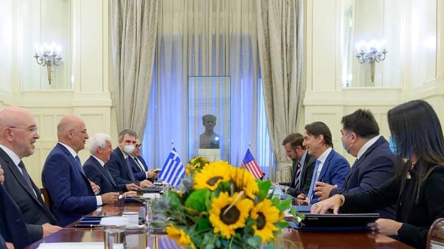 Συνάντηση του Έλληνα ΥΠΕΞ με τον Άμος Χόκσταιν