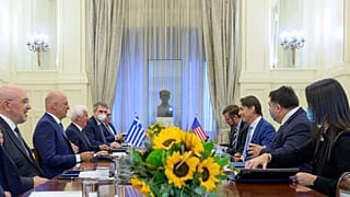Συνάντηση του Έλληνα ΥΠΕΞ με τον Άμος Χόκσταιν