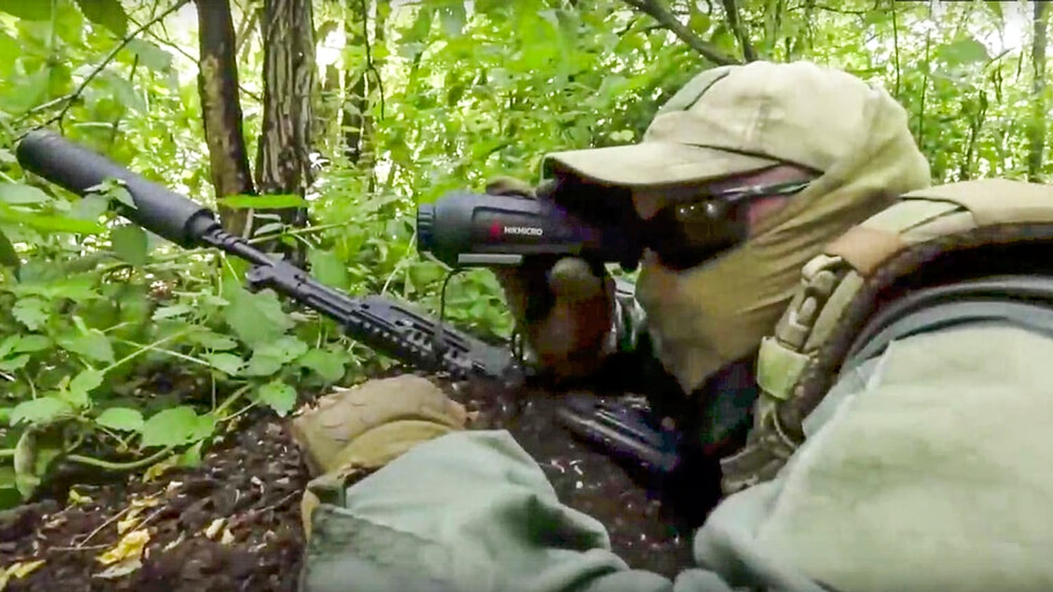 Ein Soldat der russischen Spezialeinheiten bei einem Einsatz an einem nicht genannten Ort in der Ukraine. 23. Juli 2022