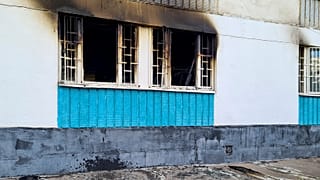 Окно сгоревшего хостела.