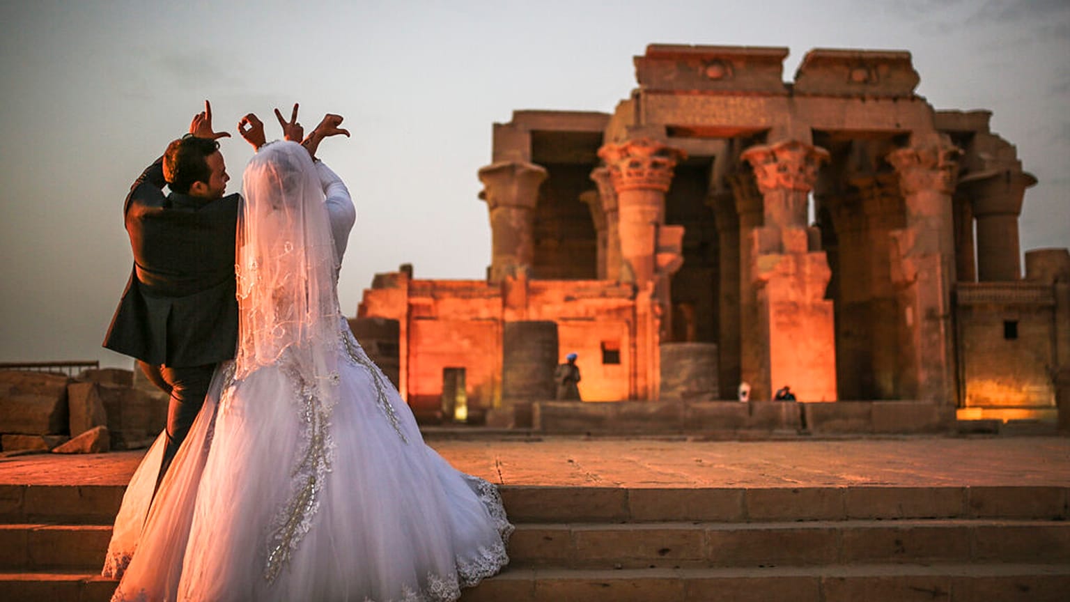  زوجان مصريان خلال جلسة تصوير زفافهما في معبد كوم أمبو القديم، شمال أسوان، جنوب مصر، الخميس 30 أبريل 2015