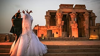  زوجان مصريان خلال جلسة تصوير زفافهما في معبد كوم أمبو القديم، شمال أسوان، جنوب مصر، الخميس 30 أبريل 2015