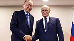 الرئيس الروسي فلاديمير بوتين يصافح نظيره التركي رجب طيب إردوغان في العاصمة الإيرانية، طهران، 19 يوليو 2022.
