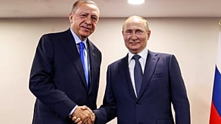 الرئيس الروسي فلاديمير بوتين يصافح نظيره التركي رجب طيب إردوغان في العاصمة الإيرانية، طهران، 19 يوليو 2022.