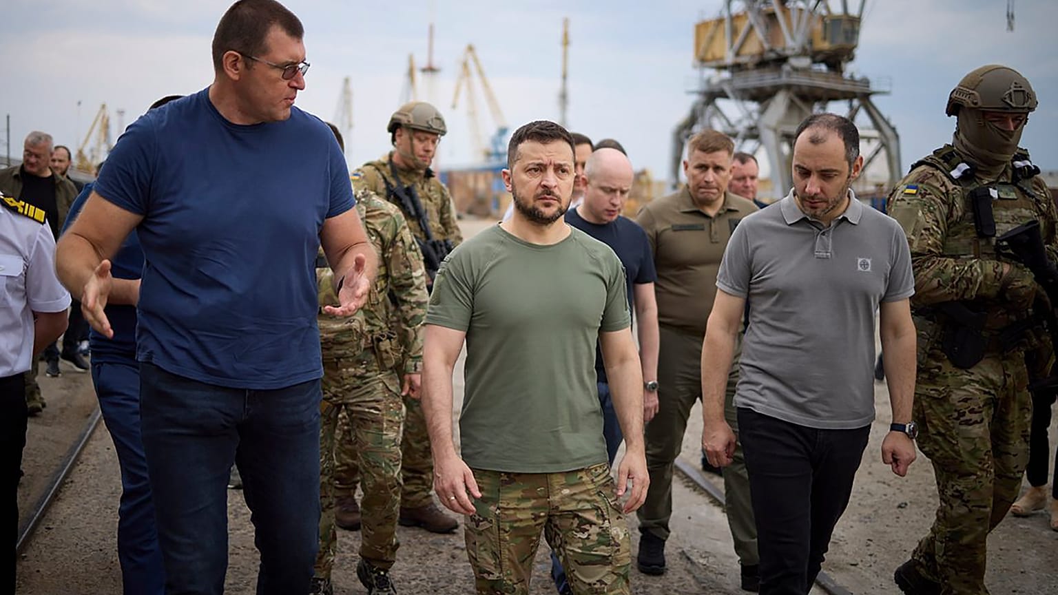 Az ukrán elnök felügyelte az első gabonaszállító hajó kifutását