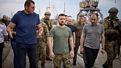 El presidente ucraniano Volodímir Zelenski, en el centro, visita un puerto en Chornomorsk, cerca de Odesa, Ucrania, el 29 de julio de 2022.