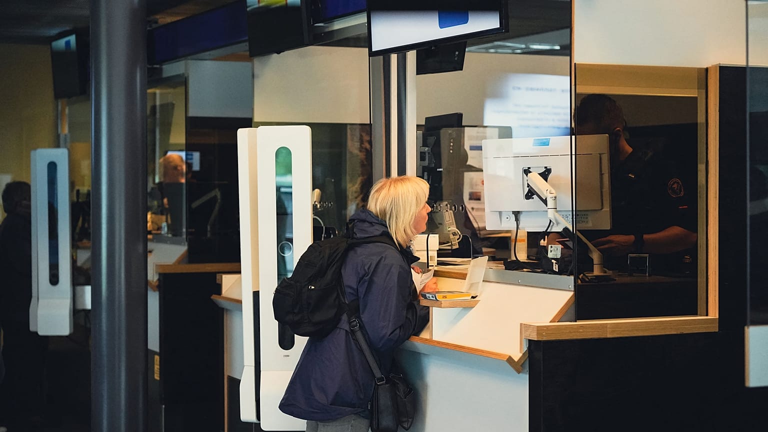 Turista rusa esperando su visado en la frontera con Finlandia. 
