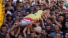 كامل علاونة ، الذي أصيب برصاص القوات الإسرائيلي، بحسب وزارة الصحة الفلسطينية، في قرية جبع بالقرب من مدينة جنين بالضفة الغربية، الأحد 3 يوليو / تموز 2022