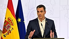 Pedro Sánchez showed up at a press conference without a tie and asked others to follow suit.