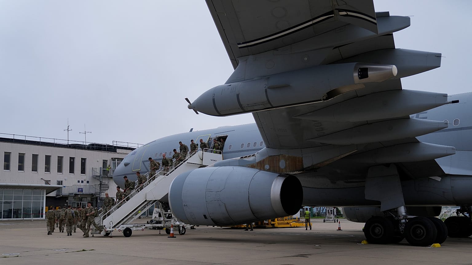 Afganistan'dan ayrılan İngiliz askerleri, Brize Norton'da terminale doğru yürürken (28 Ağustos 2021)