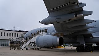 Afganistan'dan ayrılan İngiliz askerleri, Brize Norton'da terminale doğru yürürken (28 Ağustos 2021)