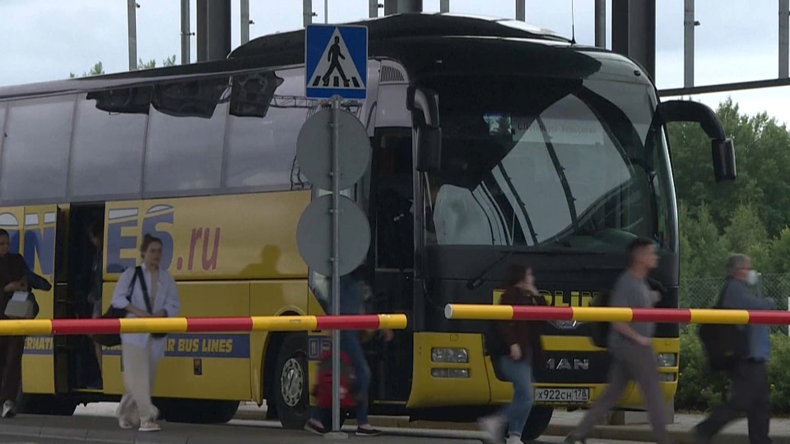 Russischer Reisebus an finnischem Grenzübergang