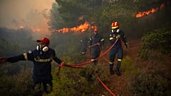 Αξιωματικοί της Πυροσβεστικής στη μάχη κατάσβεσης της πυρκαγιάς (φωτογραφία αρχείου)