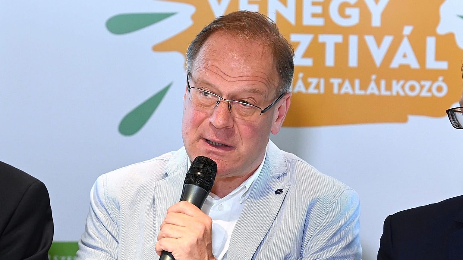 Navracsics Tibor júniusban, egy budapesti rendezvényhajón