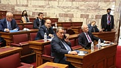 Βουλευτές κατά τη διάρκεια της συνεδρίασης της επιστοπής, στην αίθουσα της Γερουσίας της Βουλής