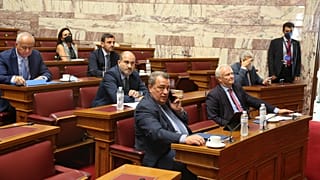 Βουλευτές κατά τη διάρκεια της συνεδρίασης της επιστοπής, στην αίθουσα της Γερουσίας της Βουλής
