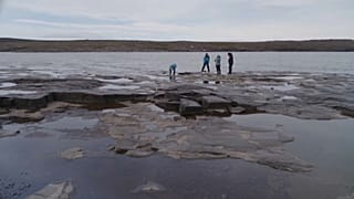 À Spitzberg, en Norvège, des chercheurs mesurent la quantité de particules microplastiques dans l’eau.