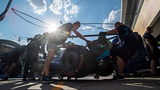 A szerelők kereket cserélnek Nicholas Latifi (Williams) autóján a Forma-1-es 37. Magyar Nagydíj második szabadedzésén