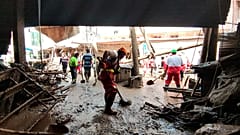 Kurtarma ekipleri, İran'ın başkenti Tahran'da etkili olan sellerden etkilenen bölgelerde çalışma yürütürken