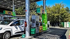 Személyautó tankol a MOL egyik benzinkútjánál a budapesti Istenhegyi úton 2022. július 17-én – képünk illusztráció