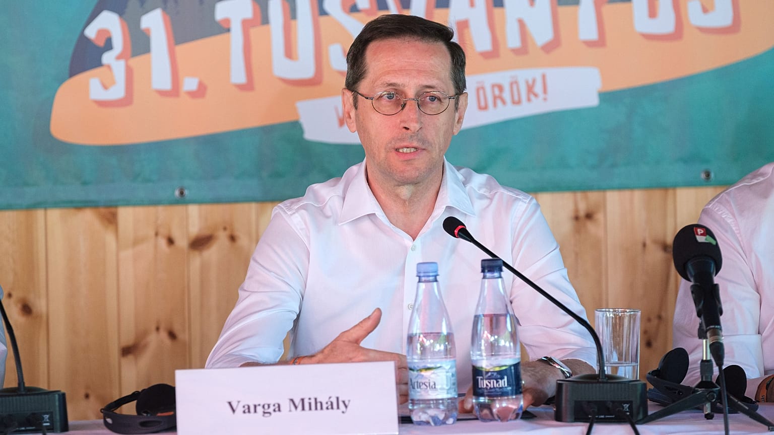 Varga Mihály pénzügyminiszter a 31. Bálványosi Nyári Szabadegyetem és Diáktáborban tartott pódiumbeszélgetésen az erdélyi Tusnádfürdőn, 2022 július 21-én – képünk illusztráció
