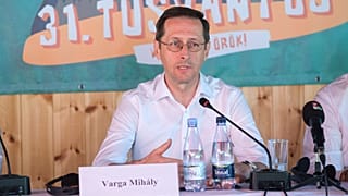 Varga Mihály pénzügyminiszter a 31. Bálványosi Nyári Szabadegyetem és Diáktáborban tartott pódiumbeszélgetésen az erdélyi Tusnádfürdőn, 2022 július 21-én – képünk illusztráció