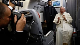 La conferenza stampa sull'aereo papale