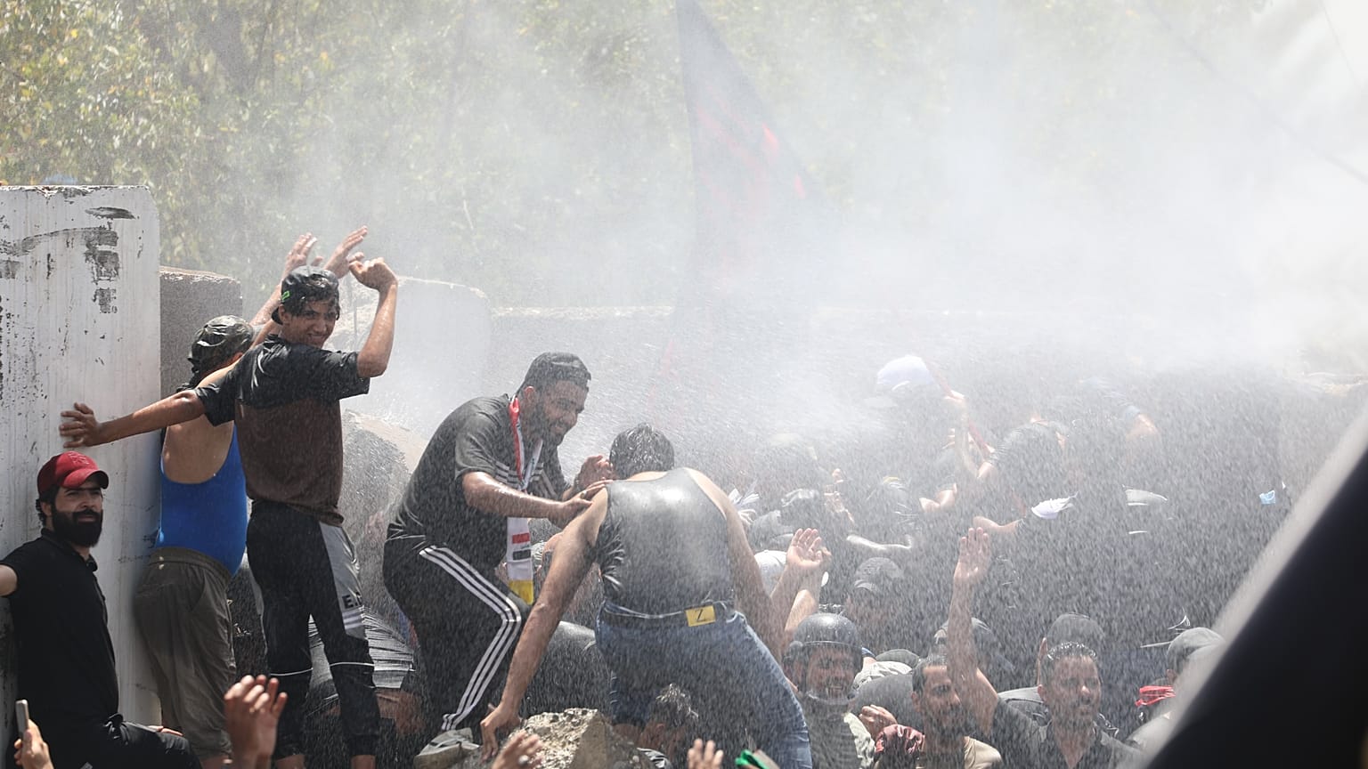 Irak'ta protestoculara tazyikli suyla müdahale ediliyor