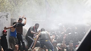 Irak'ta protestoculara tazyikli suyla müdahale ediliyor