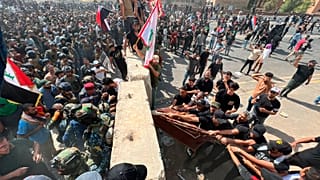 المتظاهرون يزيلون الكتل الخرسانية للوصول إلى المنطقة الخضراء 30/0702022