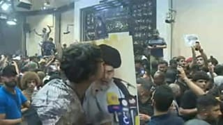 متظاهرون عراقيون يعتصمون في مبنى البرلمان في بغداد بالعراق.
