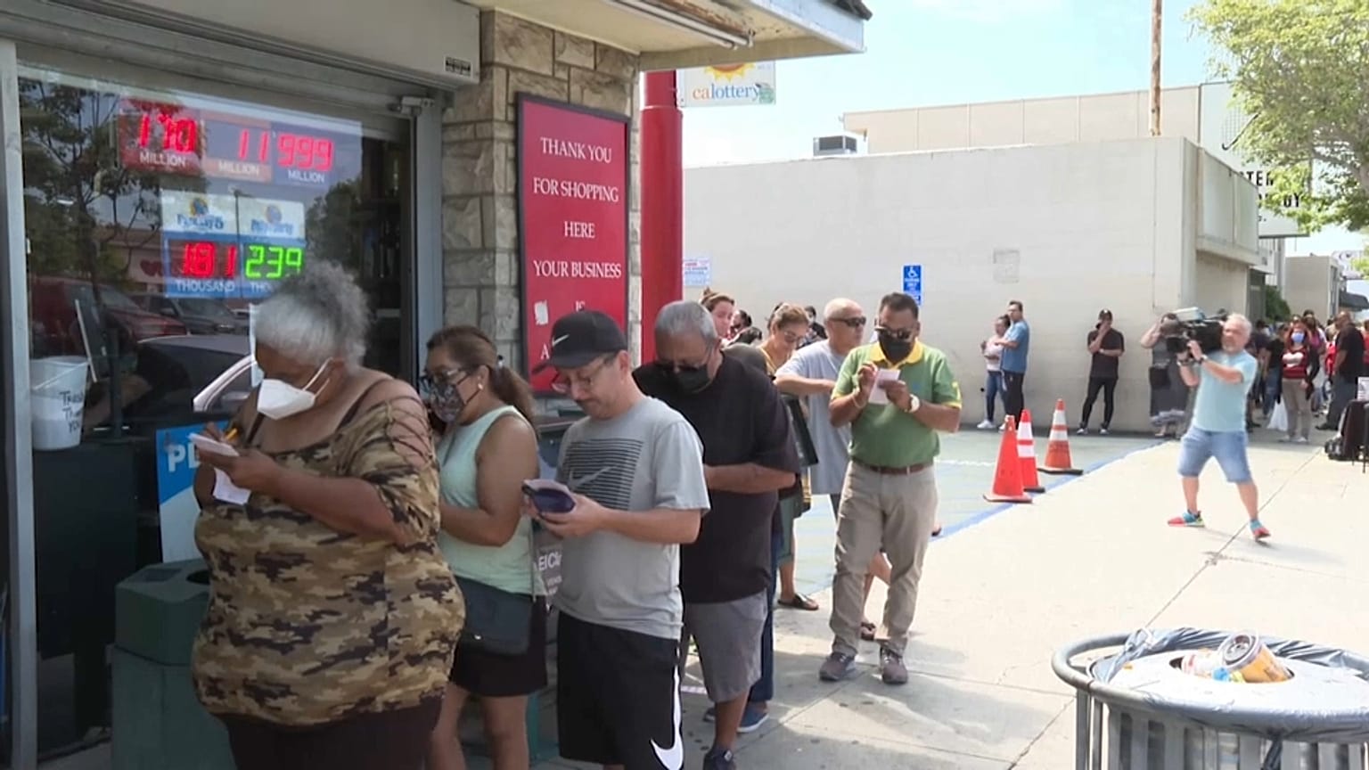 Fila para jogar na lotaria, em Chicago, EUA