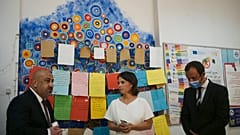 Annalena Baerbock in visita a una ong che si occupa di accoglienza dei migranti