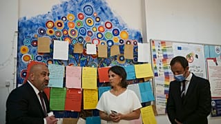 Annalena Baerbock in visita a una ong che si occupa di accoglienza dei migranti