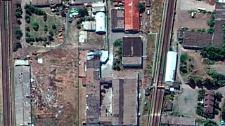 En estas fotos de satélite tomadas antes y después del ataque, se ve como un pequeño edificio en el complejo penitenciario de Olenivka fue demolido