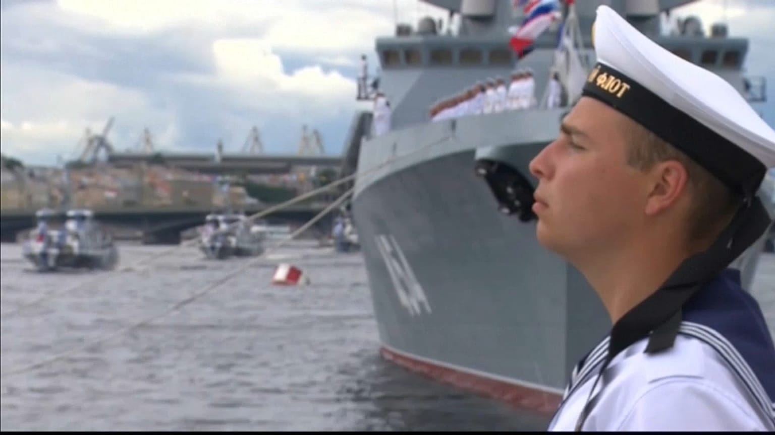 Russischer Marinesoldat bei der Militärschau in St. Petersburg